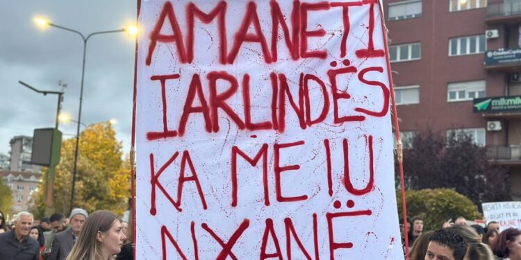“Marre” dhe “Drejtësi”, protestuesit ndalen edhe para objektit të KPK-së
