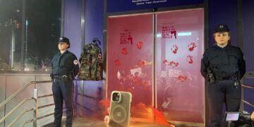“Tani po kuptoj pse ka kaq shumë vrasje”, mesazhi i Arlindës shkruhet në dyert e Qeverisë