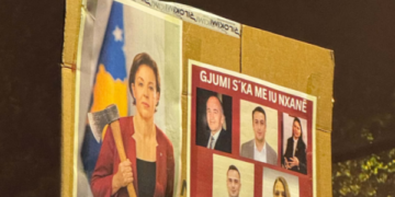‘‘Gjumi s’ka me iu nxanë’’, protestuesit me pankartë ku Gërvalla shihet me sëpatë