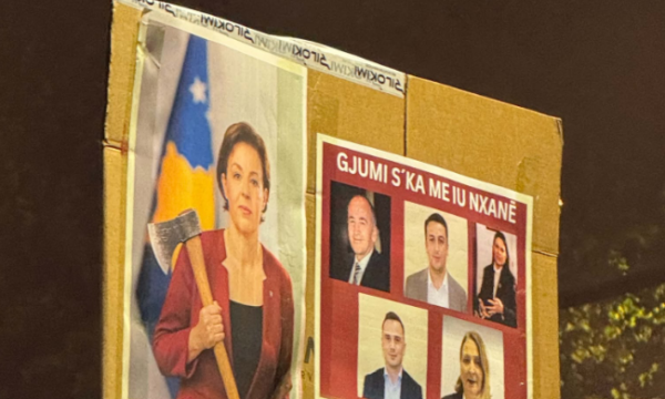 ‘‘Gjumi s’ka me iu nxanë’’, protestuesit me pankartë ku Gërvalla shihet me sëpatë