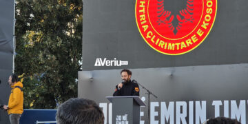 Çlirim Haziri në protestën masive: Rini e Kosovës, hallall ju qoftë gjaku i babës tem!