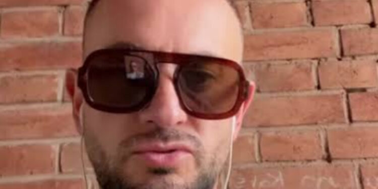 Gazetari shqiptar trondit sërish: Janë dy deputetë nga Kosova, njëri shkëmbeu foto intime me një mashkull -këto janë inicialet