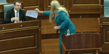 Kadrijaj ia dhuron Kurtit fotografinë me mikun e tij të studimeve: “E kanë hequr nga puna në RTK“
