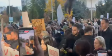 Protestuesit e bllokojnë hyrjen e Ministrisë së Drejtësisë: Donika jep dorëheqje!