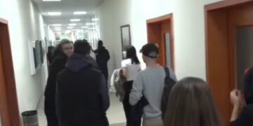 “Bojkotoni mësimin”, studentët futen në ambientet e Fakultetit Ekonomik në Tiranë