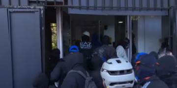 Protestuesit sulmojnë Gjykatën e Apelit në Tiranë, thyejnë dyert dhe futen brenda objektit