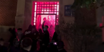 “O Erjon, o legen, prite Edin se po vjen”, studentët i vënë flakën Bashkisë së Tiranës (Video)