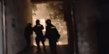Tre policë e rrahin brutalisht një qytetar (Video)