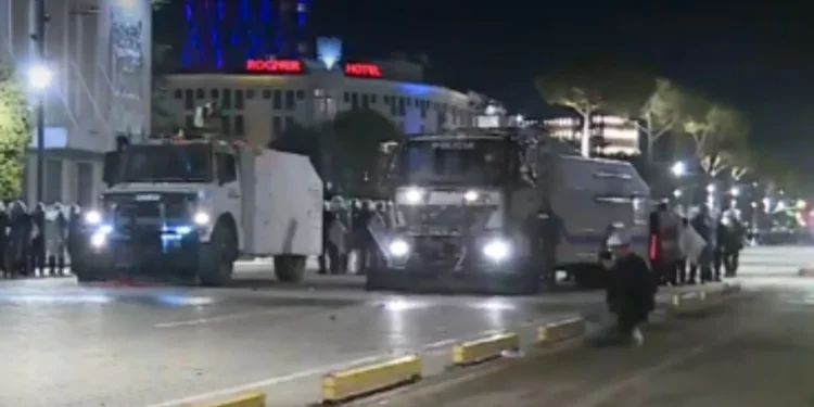 Përplasje e ashpër pranë Kryeministrisë/ Policia përdor spraj me piper drejt protestuesve, ndërhyn edhe autoboti