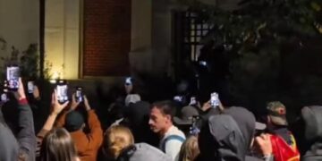 Protestuesit zhvendosen te bashkia e Tiranës, futen brenda godinës pasi thyen derën