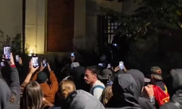 Protestuesit zhvendosen te bashkia e Tiranës, futen brenda godinës pasi thyen derën