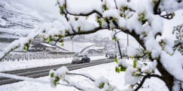 Vjen dimri në Zvicër: Deri në 40 centimetra borë në Alpe, temperaturat bien ndjeshëm