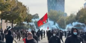Protesta në Tiranë, sulmohet selia e Partisë Socialiste