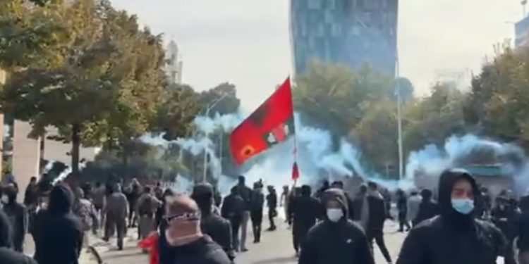 Protesta në Tiranë, sulmohet selia e Partisë Socialiste