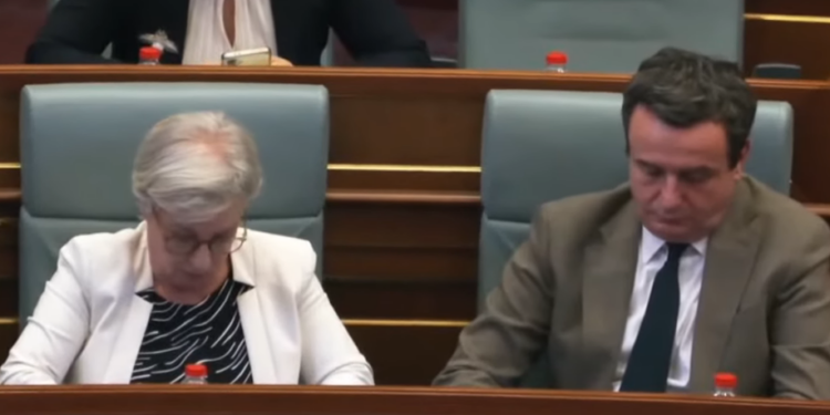Gërvalla në Kuvend pas votimit për Specialen, shihet duke biseduar me Kurtin