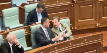 Çfarë po i thotë Kurti Konjufcës? Bisedë, mimika të çuditshme dhe shënime gjatë fjalimit të Grudës