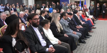 Arrijnë familjarët e Justina Shiroka Pulës për ceremoninë, ulen në rresht të parë