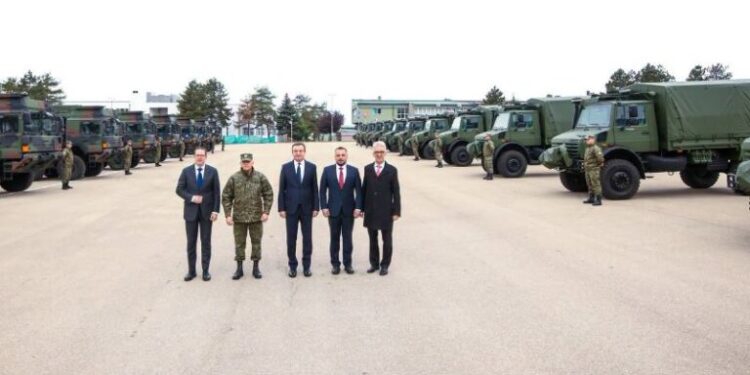 Kosova blen nga Gjermania 12 kamionë ushtarakë Mercedes Benz 4×4