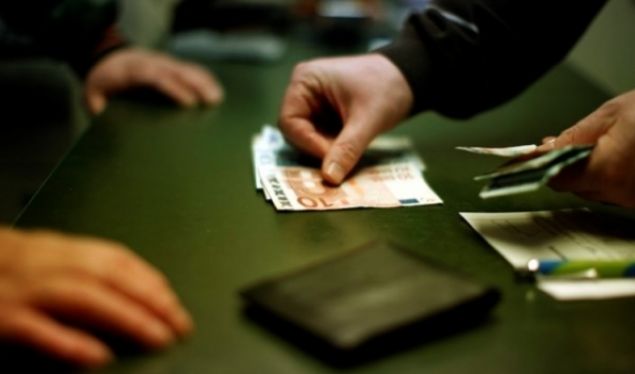 Ky është personi i arrestuar nën dyshimet për fajde dhe detyrim