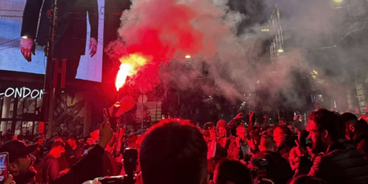 Festë në Beograd pas disfatës së Vuçiqit: Qytetarë në rrugë