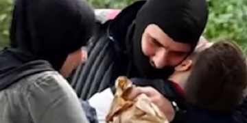 Familjarët i çojnë për të ngrënë policit, momenti kur fëmija i vogël e përqafon