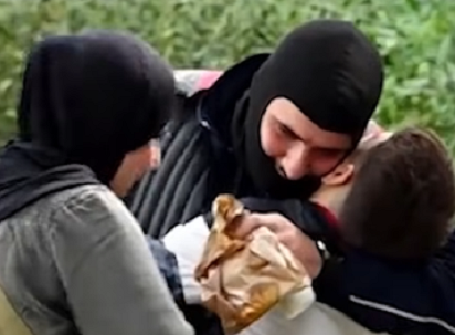 Familjarët i çojnë për të ngrënë policit, momenti kur fëmija i vogël e përqafon