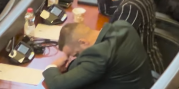 Fatos Geci “ruhet” nga kamerat – vjen në sallë pas votimit të Ligjit për Specialen, fsheh telefonin nën setër