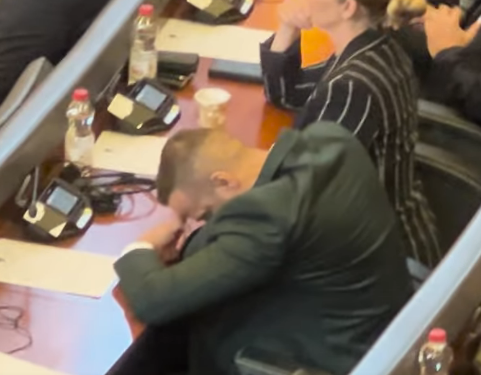Fatos Geci “ruhet” nga kamerat – vjen në sallë pas votimit të Ligjit për Specialen, fsheh telefonin nën setër