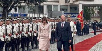 Vizita në Shkup, Haxhiu pritet me ceremoni shtetërore nga Gashi