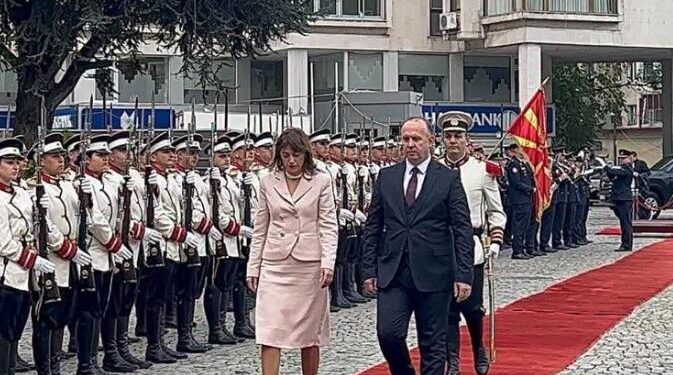Vizita në Shkup, Haxhiu pritet me ceremoni shtetërore nga Gashi