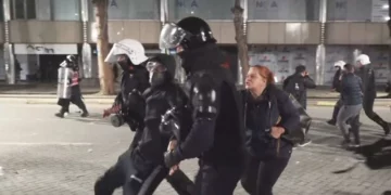 Përplasje mes protesuesve dhe policisë në Tiranë – nisin arrestimet