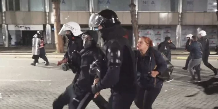 Përplasje mes protesuesve dhe policisë në Tiranë – nisin arrestimet