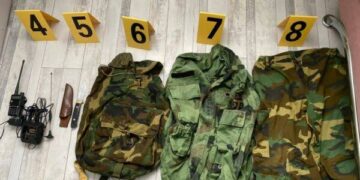 Gjenden kallashnikov e veshje ushtarake në një shtëpi ta pabanuar në Leposaviq