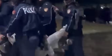 Pamje të rënda: Protestuesi 19 vjeçar pa vetëdije e me këmbë të thyer, duke u bartur nga policia në Tiranë