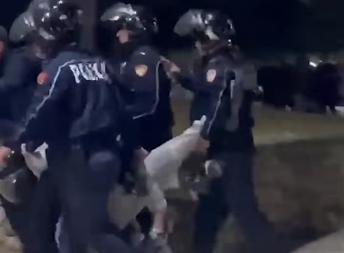 Pamje të rënda: Protestuesi 19 vjeçar pa vetëdije e me këmbë të thyer, duke u bartur nga policia në Tiranë