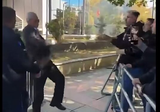 Sami Kurteshi i VV “provokon” protestuesit, ata e gjuajnë me fishekzjarre
