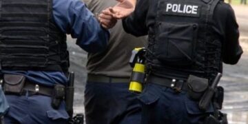 Skenë si në filma në Prishtinë – pasagjeri i Audi-t ikën nga Policia, hedh sëpatën dhe lëndohet gjatë arrestimit