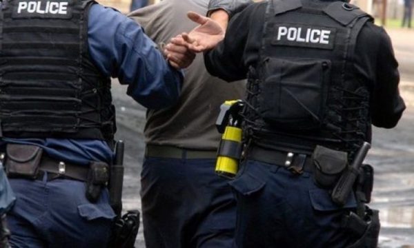 Skenë si në filma në Prishtinë – pasagjeri i Audi-t ikën nga Policia, hedh sëpatën dhe lëndohet gjatë arrestimit