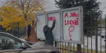 “A jeni lodhë?”, “Shteti i ka durt me gjak” – Mitrovica proteston para stacionit policor kundër vrasjes së grave (Video)