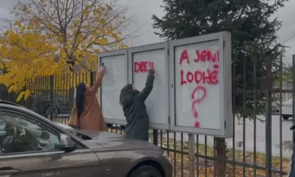 “A jeni lodhë?”, “Shteti i ka durt me gjak” – Mitrovica proteston para stacionit policor kundër vrasjes së grave (Video)