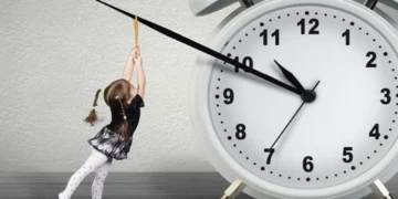 Te dielën ndryshon ora, akrepat kthehen 60 minuta prapa