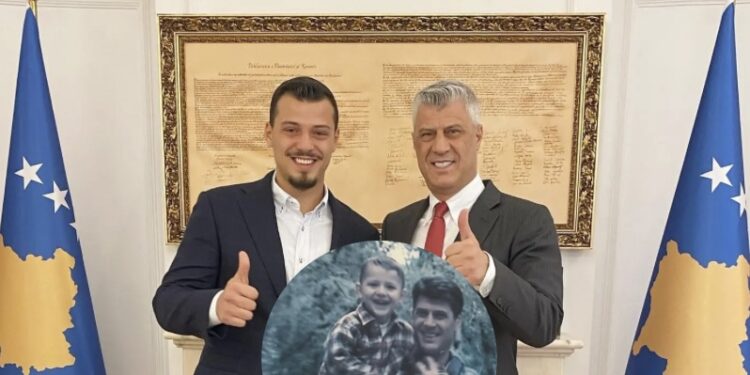 “E nesërmja lind sot”, Endrit Thaçi publikon një fotografi emocionuese me babanë e tij, Hashim Thaçin