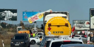 Bllokimi i daljeve të aeroportit të Prishtinës, eskorta e Ursula von Der Leyen detyrohet të kalojë nëpër rrugë alternative