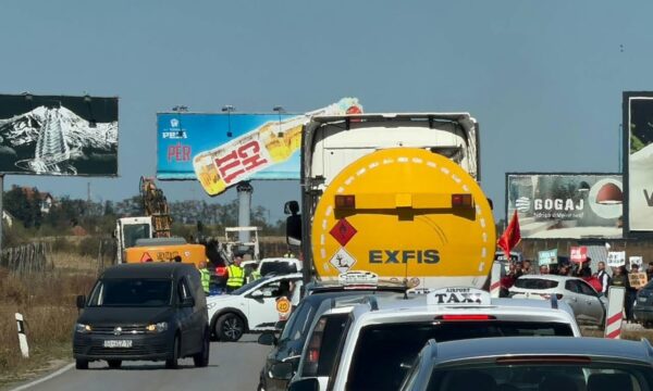 Bllokimi i daljeve të aeroportit të Prishtinës, eskorta e Ursula von Der Leyen detyrohet të kalojë nëpër rrugë alternative
