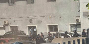 “Votoni ligjin” – Tensionohet situata, protestuesit hedhin mjete piroteknike drejt policisë | Pamje