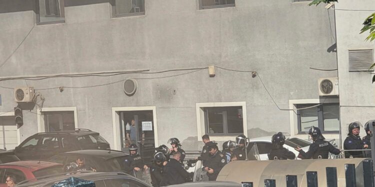 “Votoni ligjin” – Tensionohet situata, protestuesit hedhin mjete piroteknike drejt policisë | Pamje