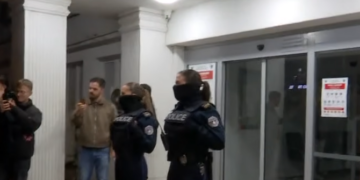 Vr’asja e Arlinda Zekajt, policet gra u vendosen djë nëpër hyrje të institucioneve për t’u përballur me protestën