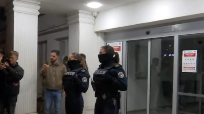 Vr’asja e Arlinda Zekajt, policet gra u vendosen djë nëpër hyrje të institucioneve për t’u përballur me protestën