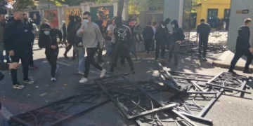 Thyhet dera e Ministrisë së Arsimit, tulla dhe sende të forta drejt godinës, forcat policore qëndrojnë brenda oborrit