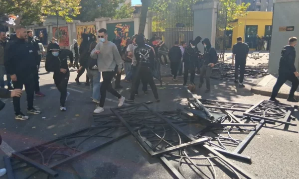 Thyhet dera e Ministrisë së Arsimit, tulla dhe sende të forta drejt godinës, forcat policore qëndrojnë brenda oborrit